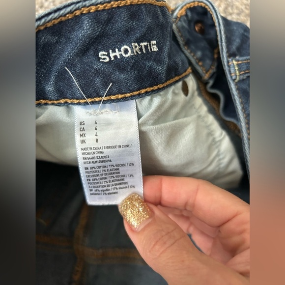 American Eagle dark wash Shortie shorts in like new condition size 4 - Picture 2 of 6